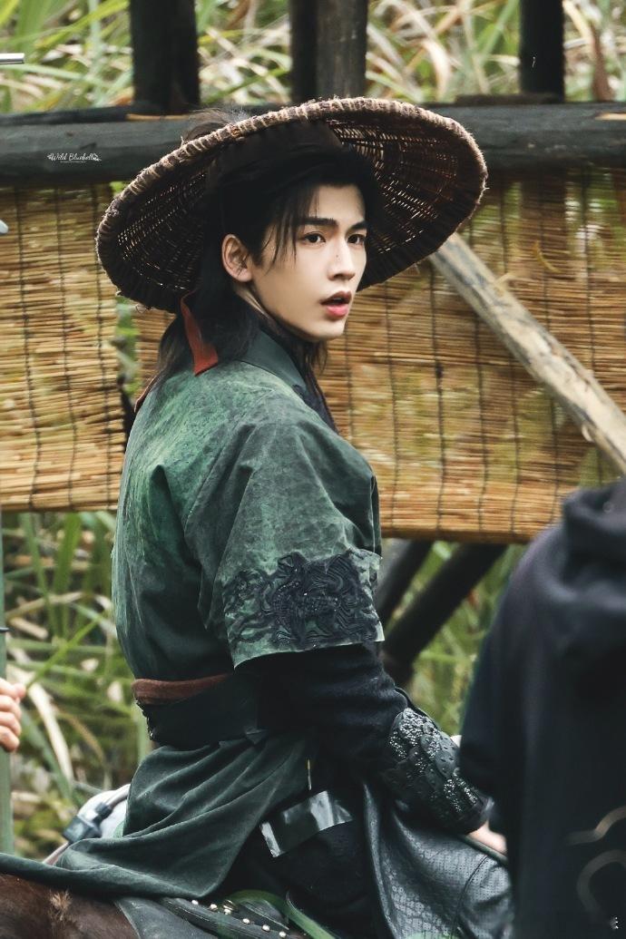 张凌赫斗笠骑马张凌赫斗笠骑马实拍 真的要狠狠夸张凌赫的斗笠骑马实拍，没有后期加持