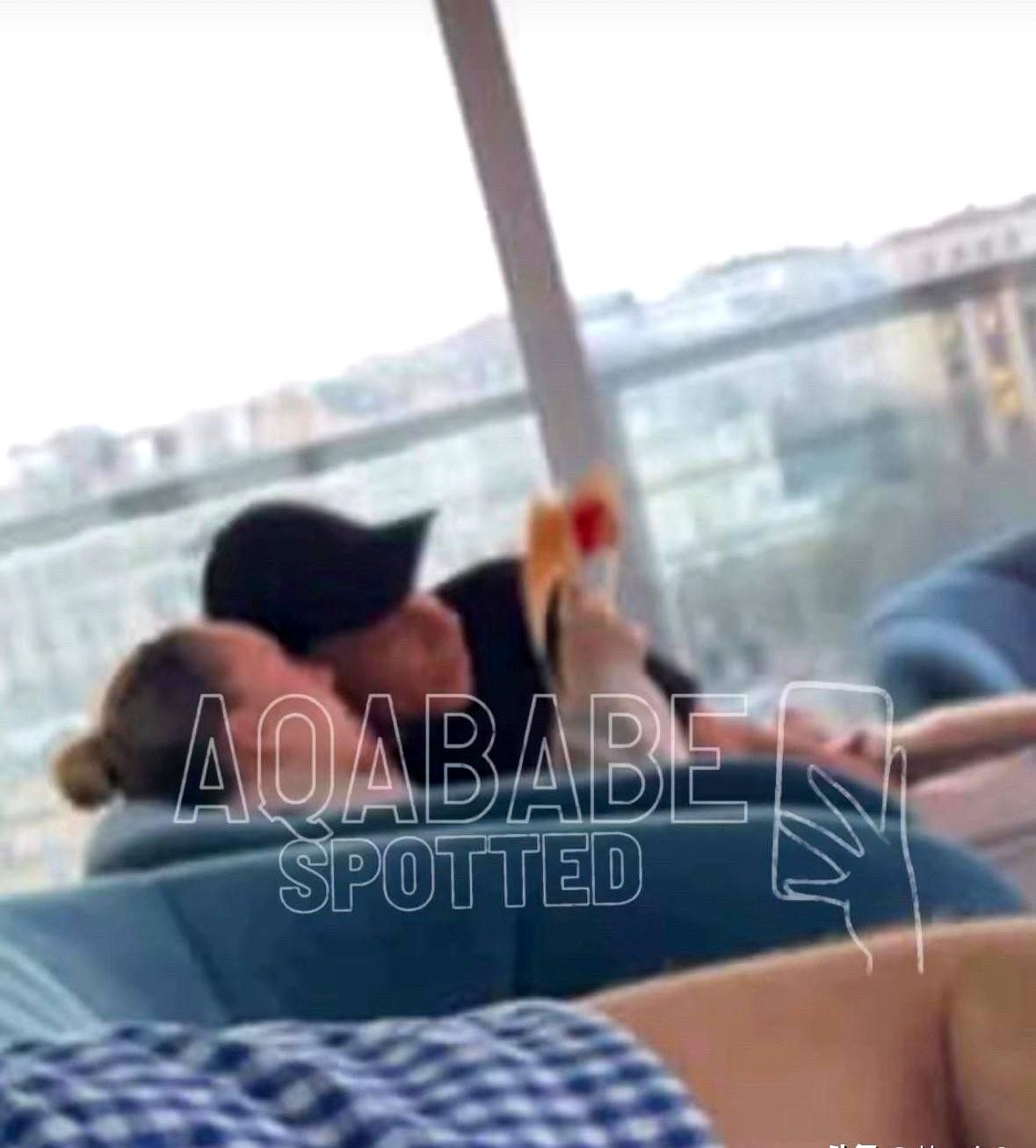 膝盖绷带还没拆，他已在巴黎顶层酒吧被锁定。
Pullman酒店十楼，落地窗映着