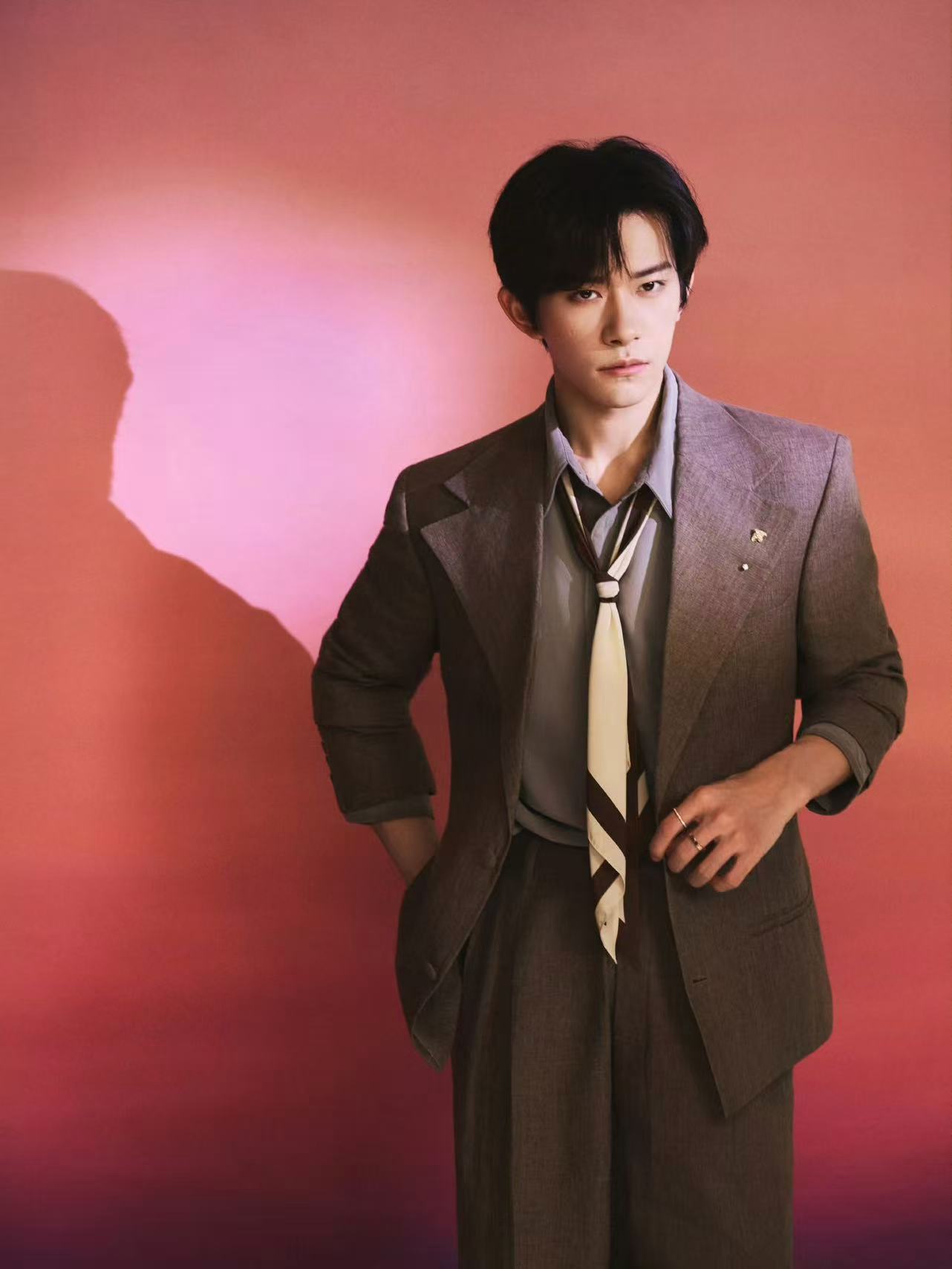 易烊千玺华为发布会look易烊千玺稍后见易烊千玺华为发布会look，稍后见，