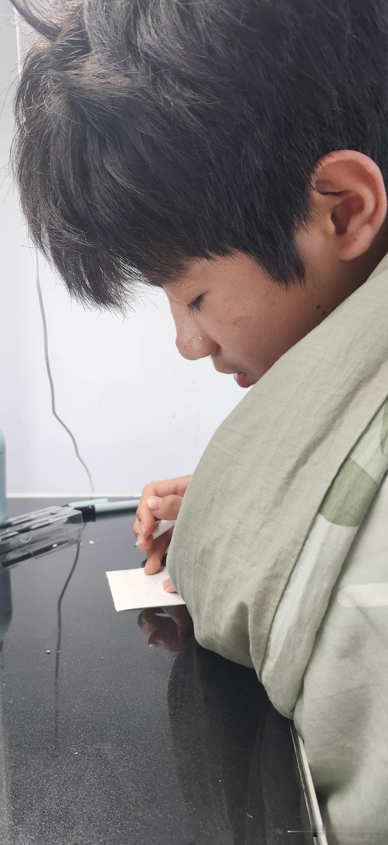 中考落幕，听着身边孩子都说题目简单，自家娃却说题型偏难，做着不顺手。
那一刻，心
