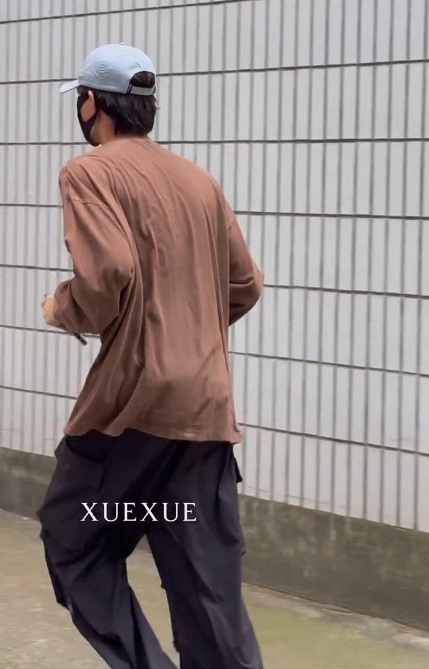 这个背肌，我一下子就靠上去了，太踏马温暖了 