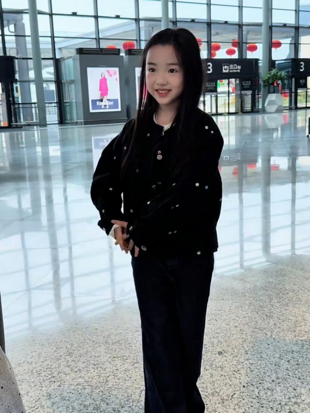小酒窝 我喜欢宋亚轩 “湾区升明月”晚会后台，雪花女神龙董璇女儿小酒窝请求未来“