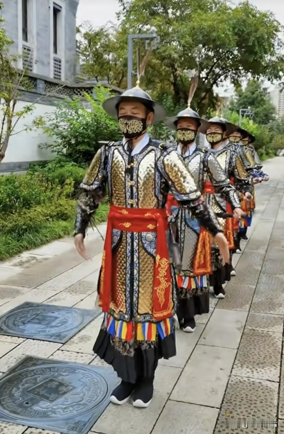 随便问了“千问”一个问题：即墨古城里的古装巡游，是什么人的表演？竟然回答的这么说