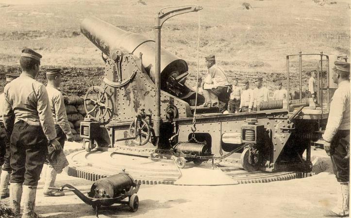 1904年2月8日，日本海军对停泊于旅顺口的俄国太平洋舰队发动突然袭击，日俄战争