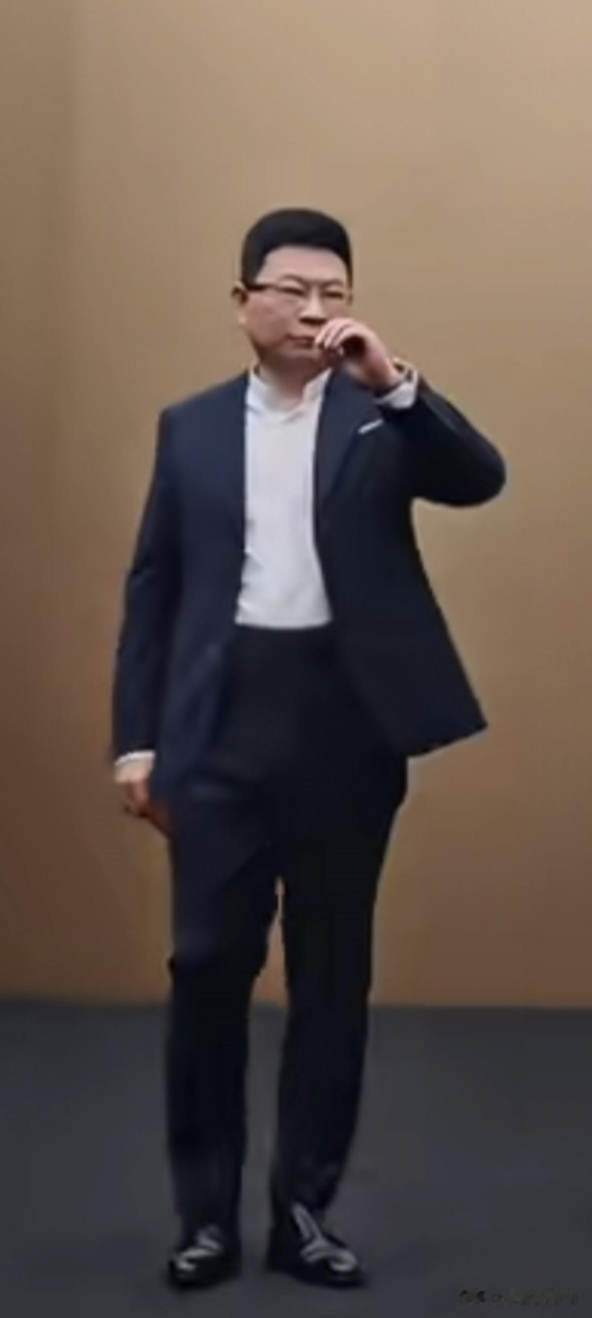 余总是怎么做到这么严肃，不笑场的[我想静静]。以后开这车门前，估计都要看看周围有