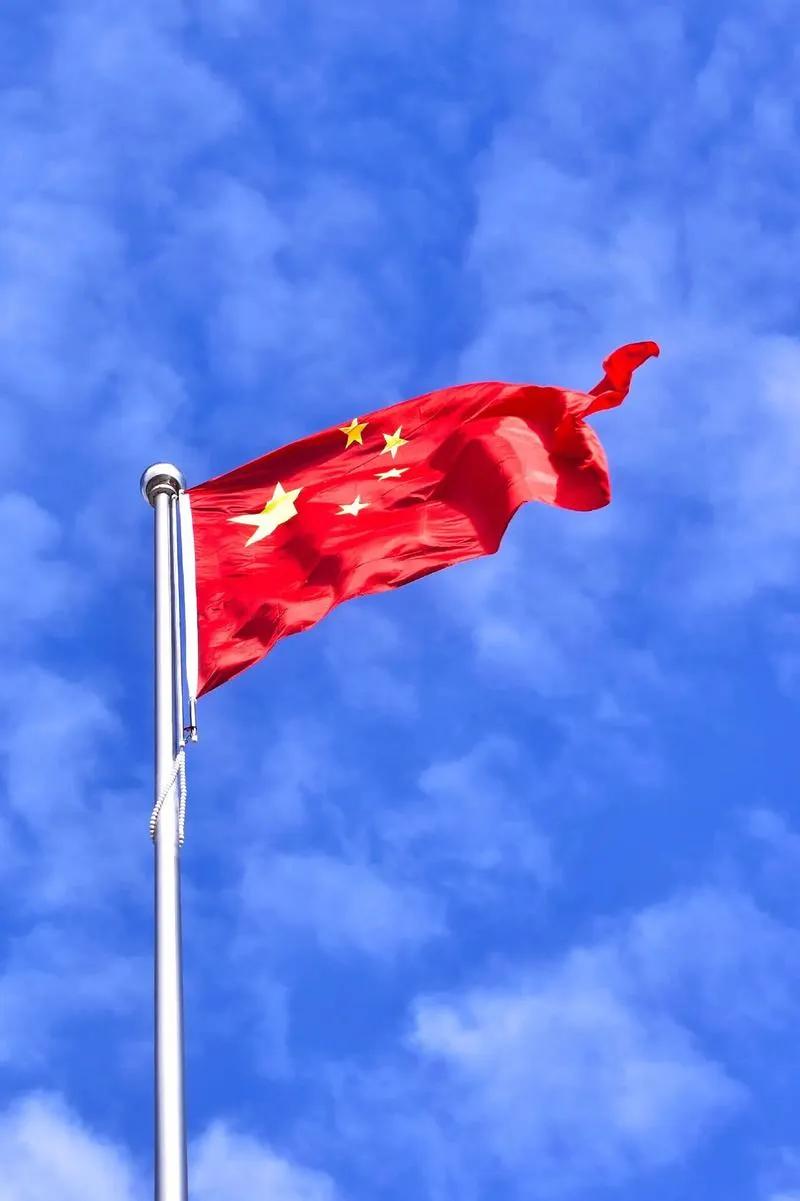 上联：望大海风平浪静，
下联：看红旗迎风飘扬。