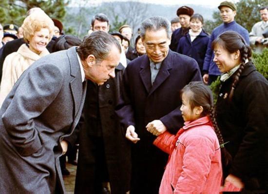 这位名叫胡宁芳的女子一直珍藏着她双手举起的这张极具特殊意义的照片。
 
那是19