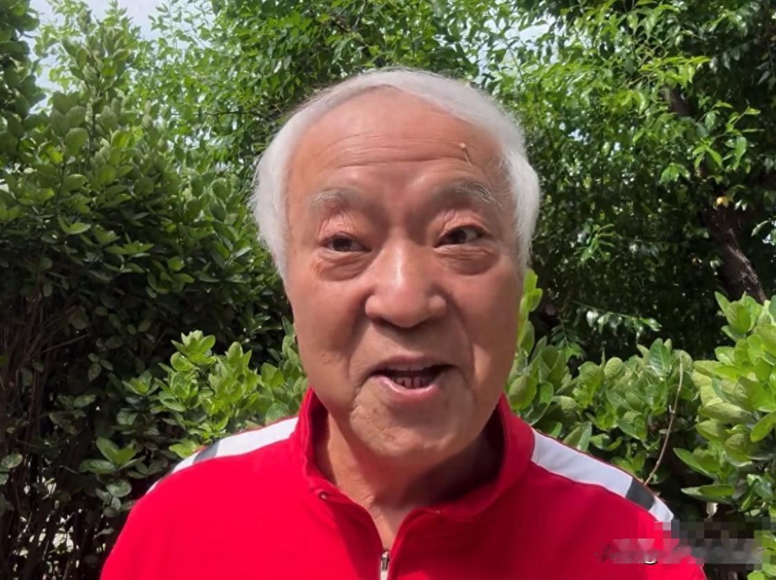 77岁牛群近况曝光！倾家荡产后，被留美儿子这样对待

一段视频里，77岁的牛群头