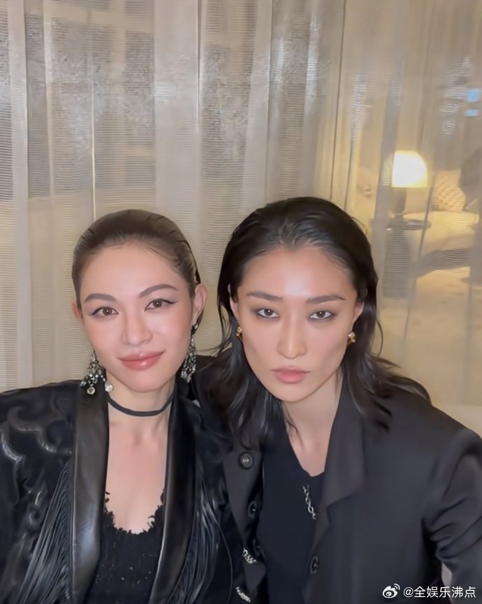 钟楚曦 汪曲攸我先笑为敬！不过这俩的组合是真养眼，感觉能把时尚圈卷出新高度！ ​