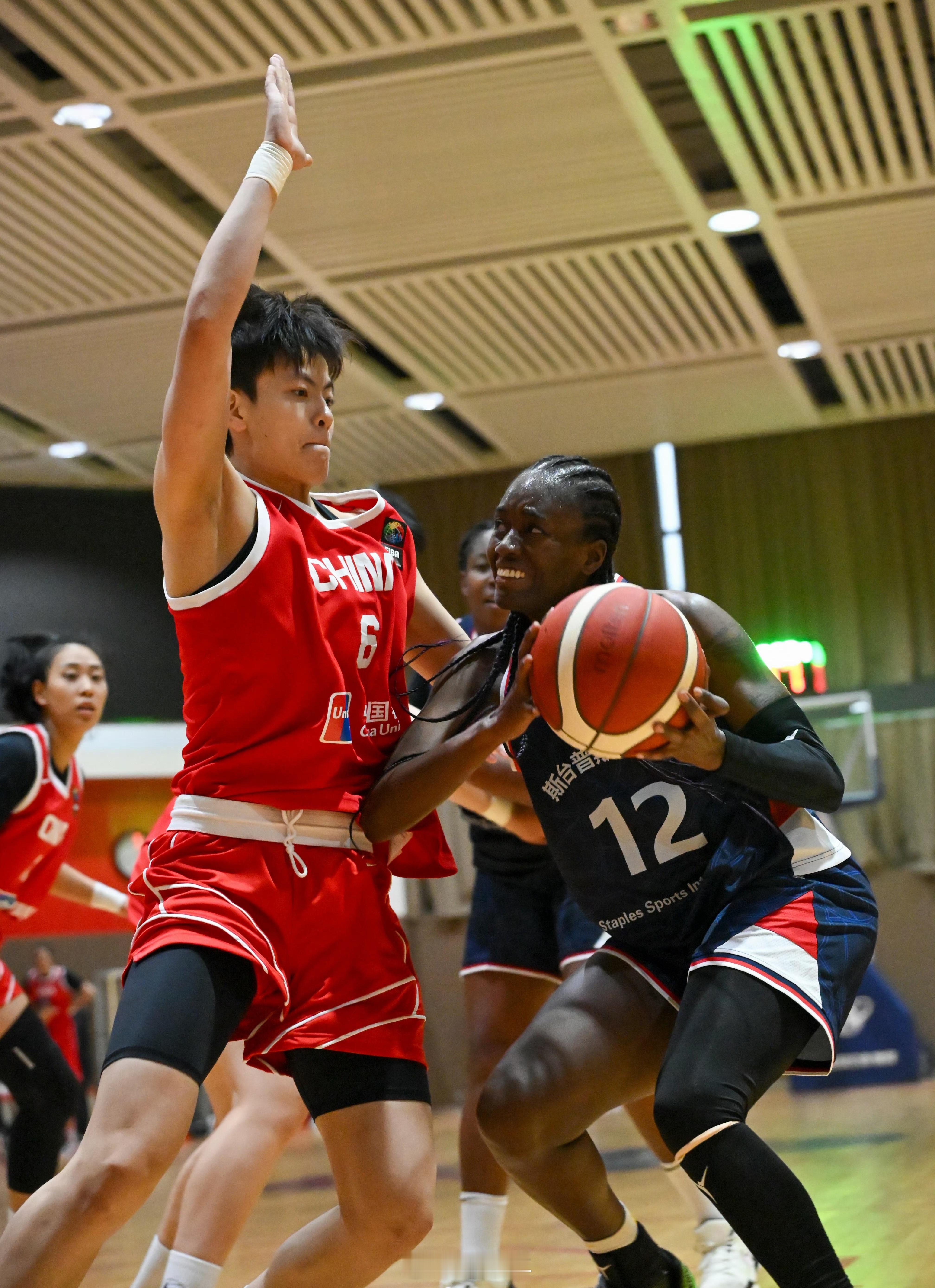 中国女篮今晚跟国际女篮联队打了一场内部教学赛，以85比79获胜，她们将于2月11