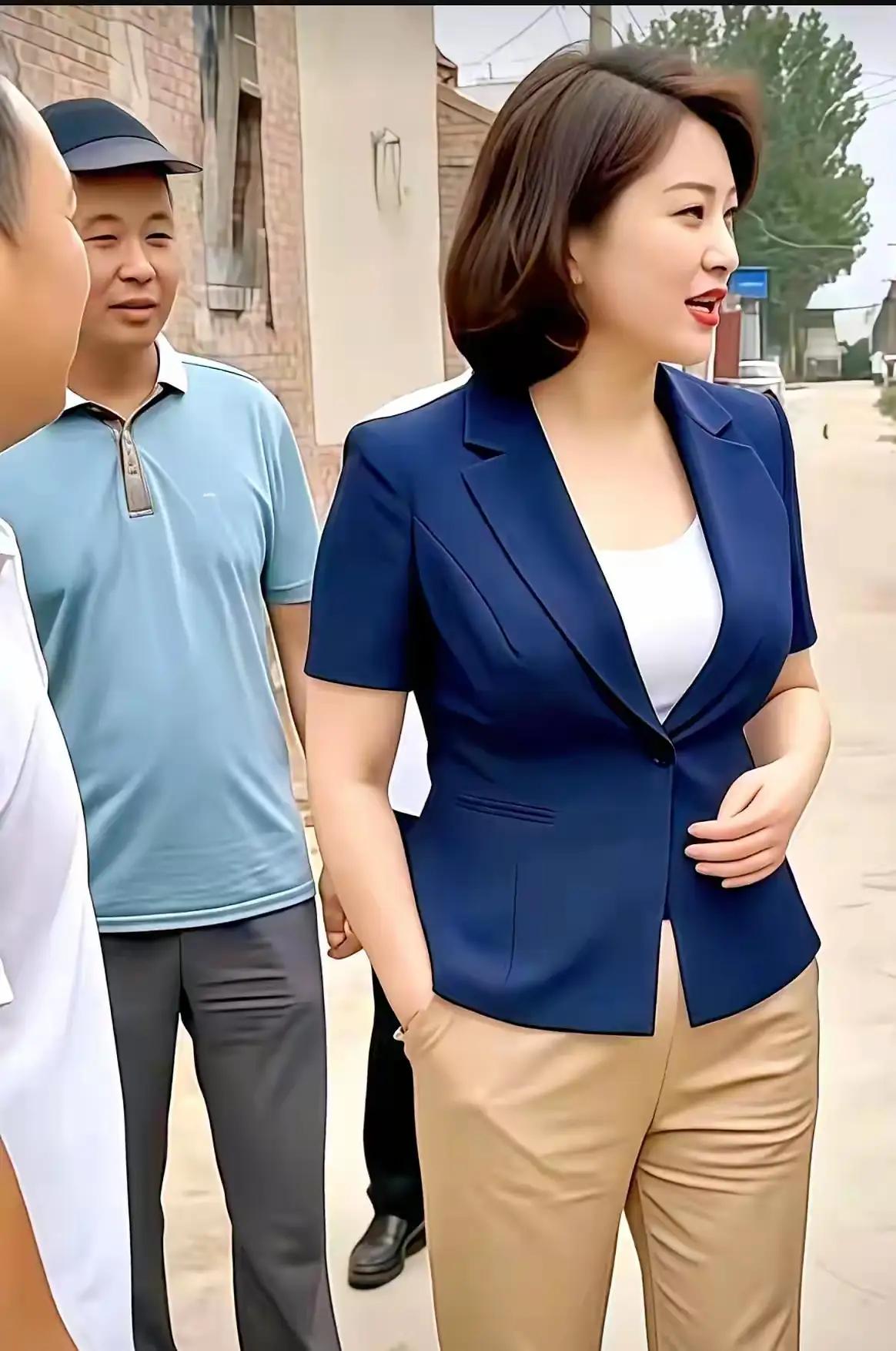 大家能一眼判断定，是什么级别的干部才有这强大的气场？前呼后拥，走路带风的！