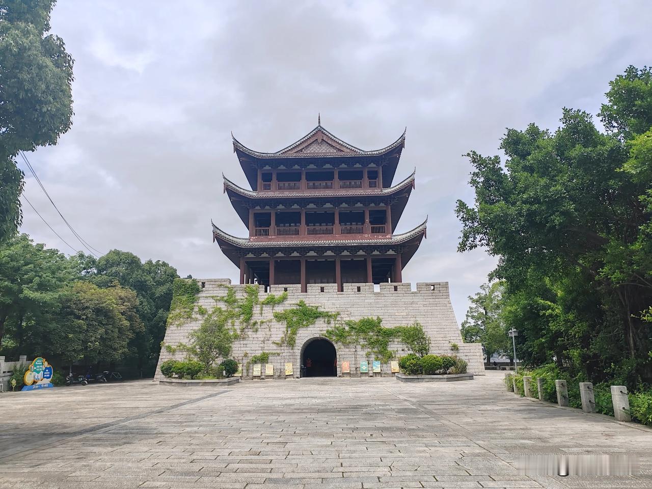 都夸苏轼“豁达通透”？但少有人提：他的“乐天”背后，藏着不敢说的狼狈与挣扎？
 
