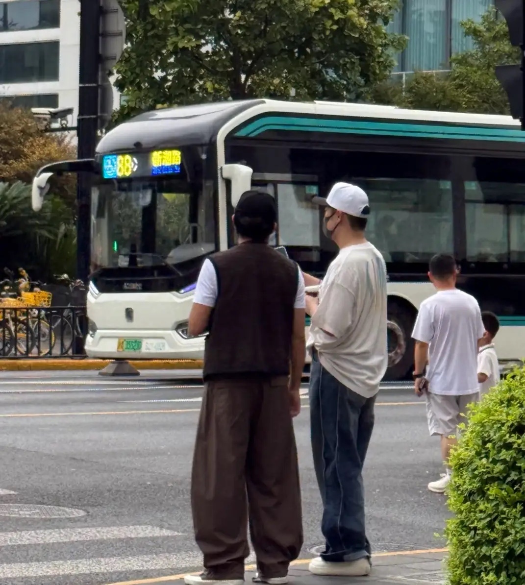 邓超和陈赫在上海一起出行逛街被偶遇，邓超以非常休闲的私服造型出镜，背后印有彩色渐