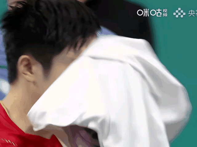 林钟勋打完那个精彩球，小胖暂停回来惊现词条#樊振东有一点点的火气#大家以为的东哥