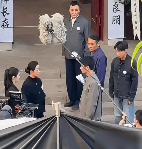 这一巴掌真是一点技巧都没有，陈晓的脸瞬间就被打红了，导演喊停之后，高瀚宇立马前来