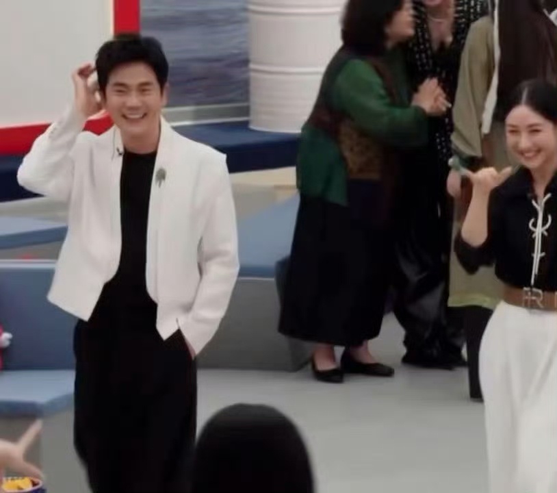 陶昕然唐艺昕重现宝娟我的嗓子唐艺昕陶昕然一见面还演上了！又重温了甄嬛传的两个名场