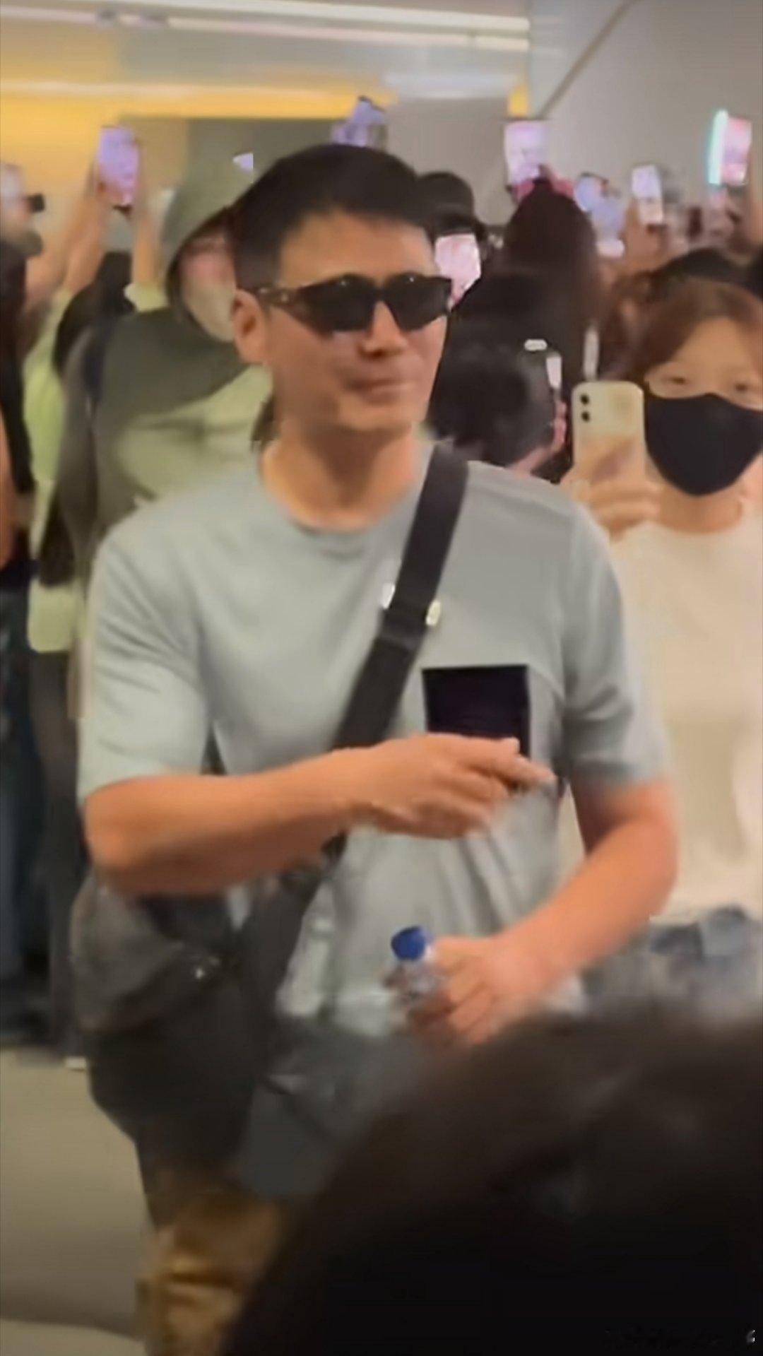 邵兵看到邵子恒被挤的反应亲爹邵兵这就样隔着人群，望向自家大儿P1是给其他粉丝在指