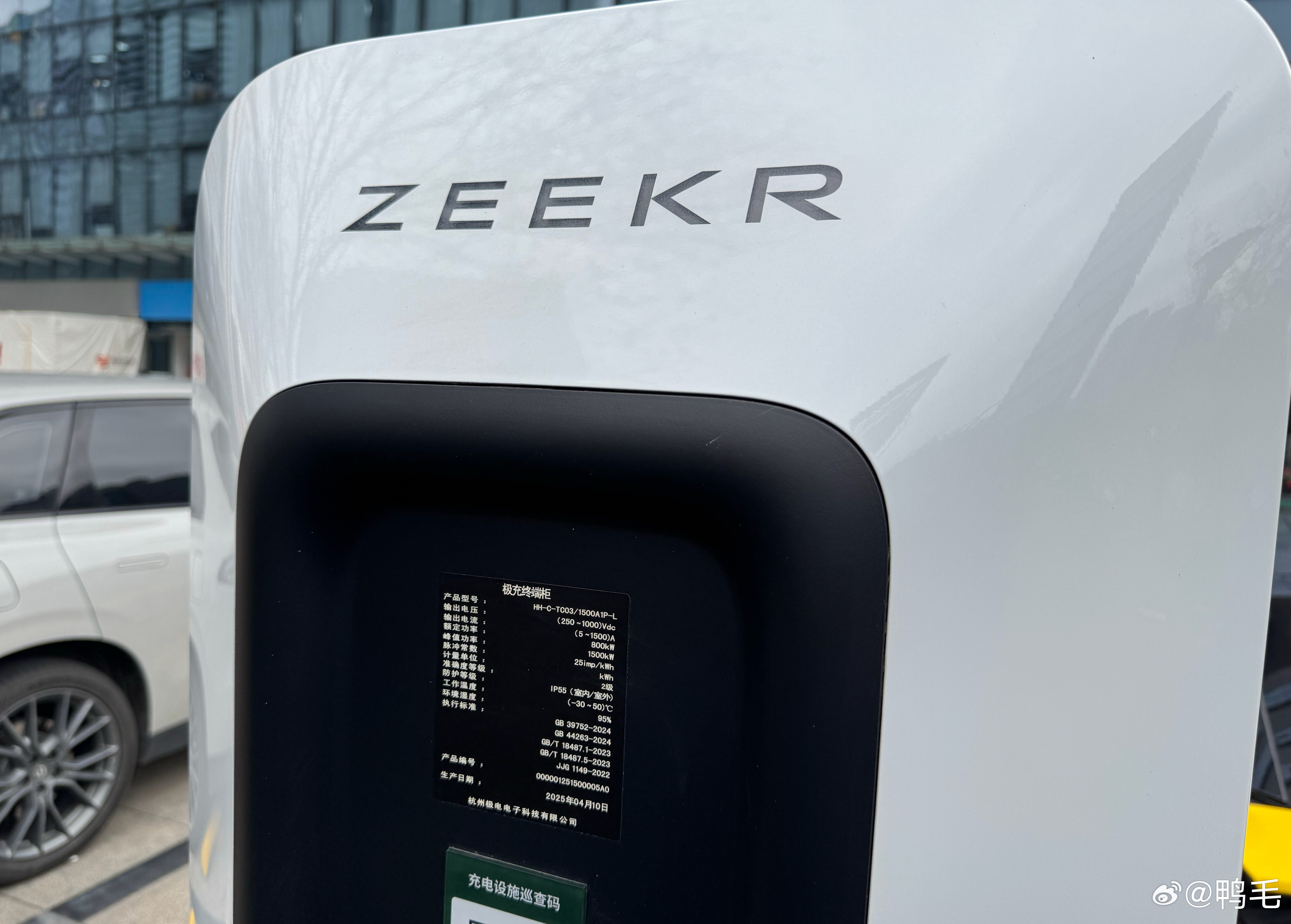 近日，有网友实拍极氪001在吉利极充兆瓦站充电，峰值功率高达1266.4kW~重