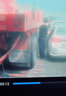 明明右边车门安安稳稳能上下车，非要挑战大货车盲区，这下好了，门都没了，省得再开门