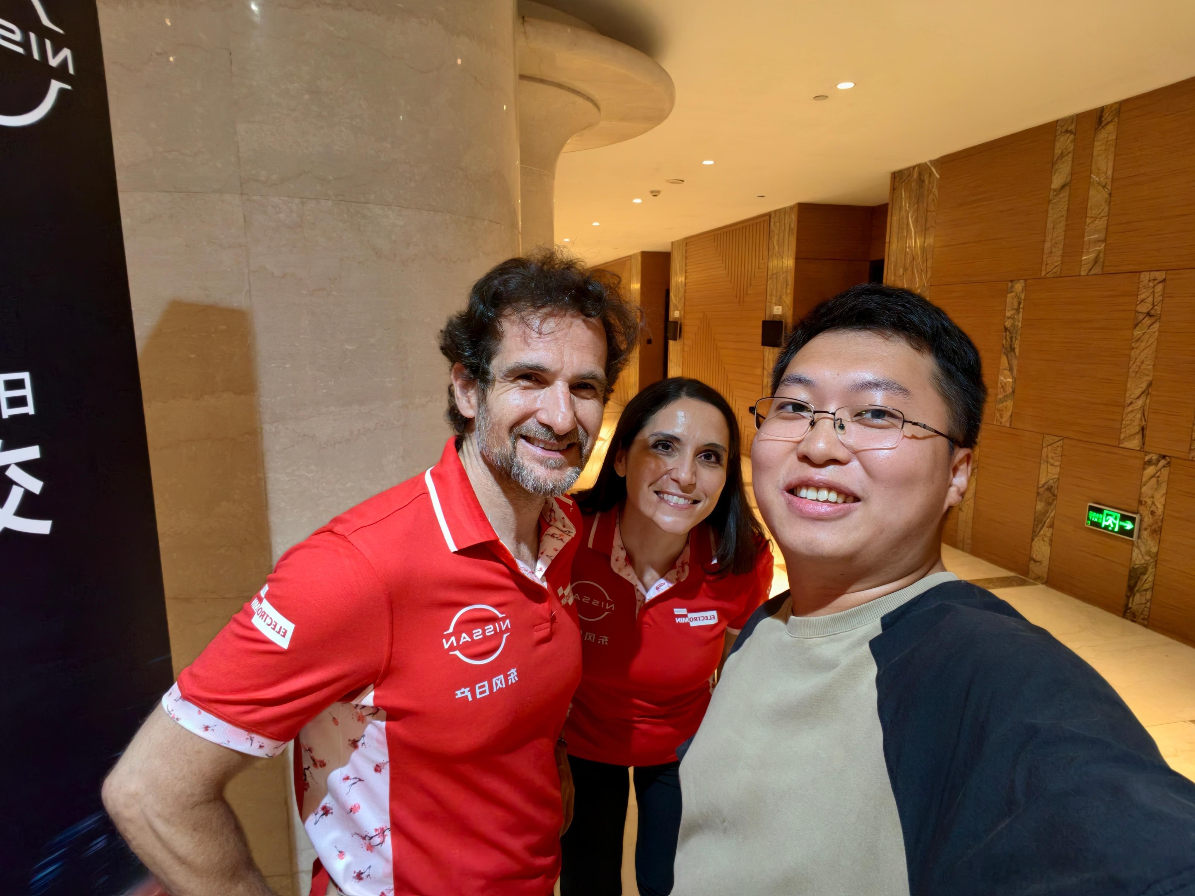 跟我合影的这位老哥Tommaso Volpe（托马索·沃尔佩），是日产FE车队的