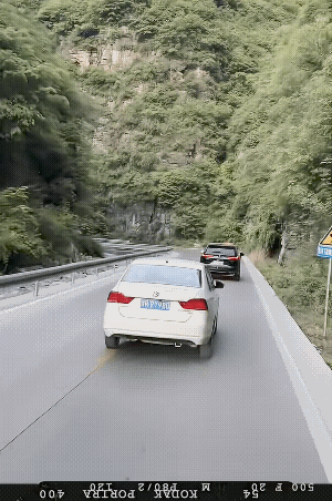 山路弯弯，逆行超过至少两辆车，
白车已经给超车的留出了空档，可他还要往前挤，不出