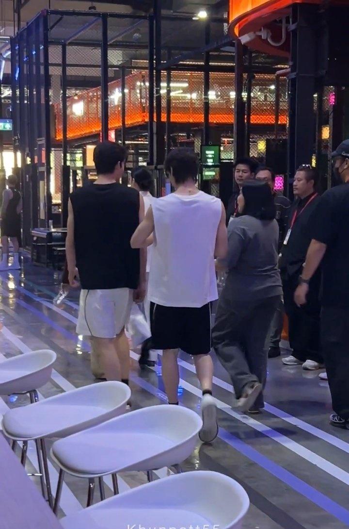 这俩人私服今天这么配套吗

cr 水印 ​​​