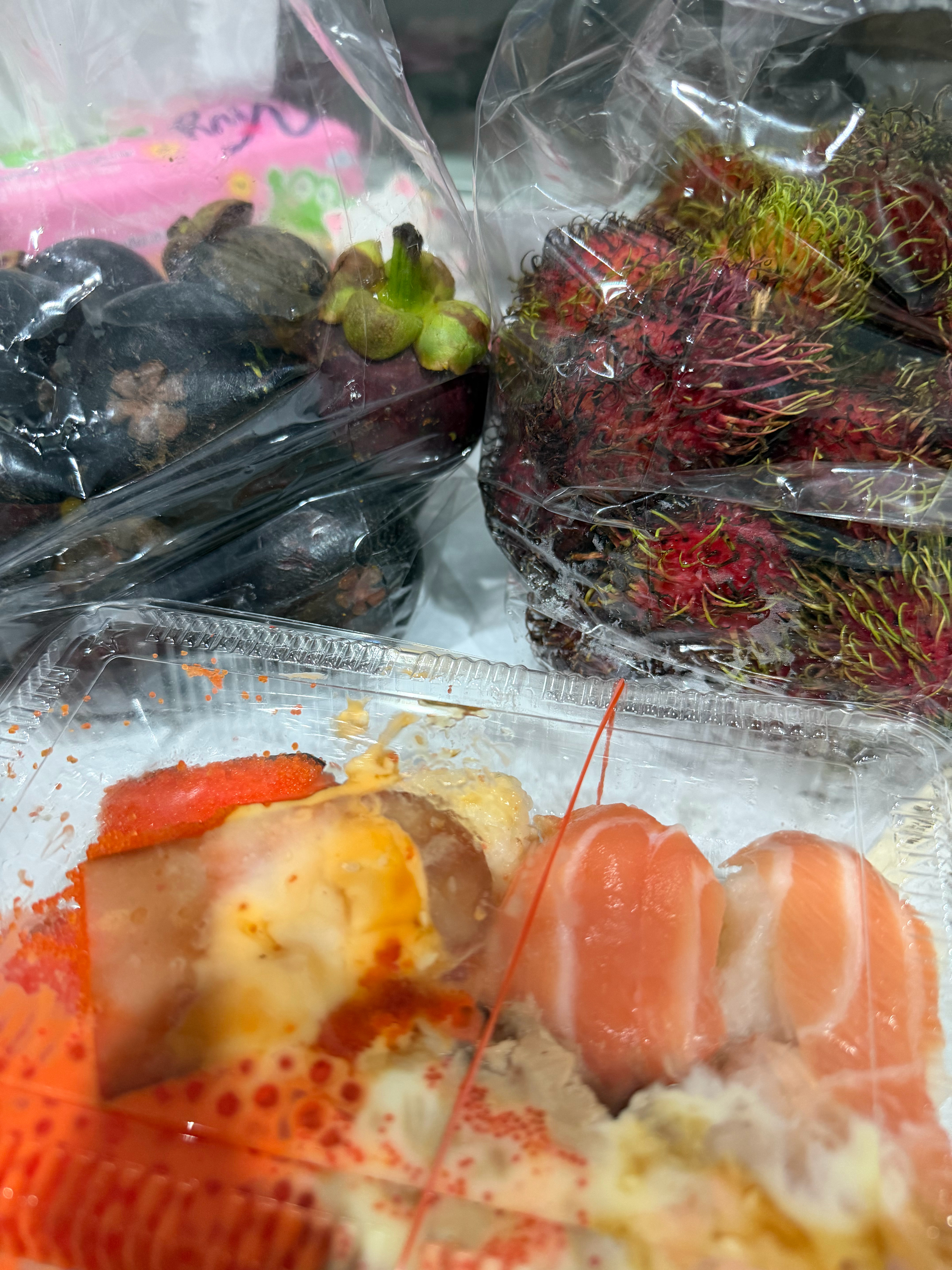 晚餐，水果+寿司110泰铢，依旧一杯养乐多（就不能给我发一个永久曼谷签证吗