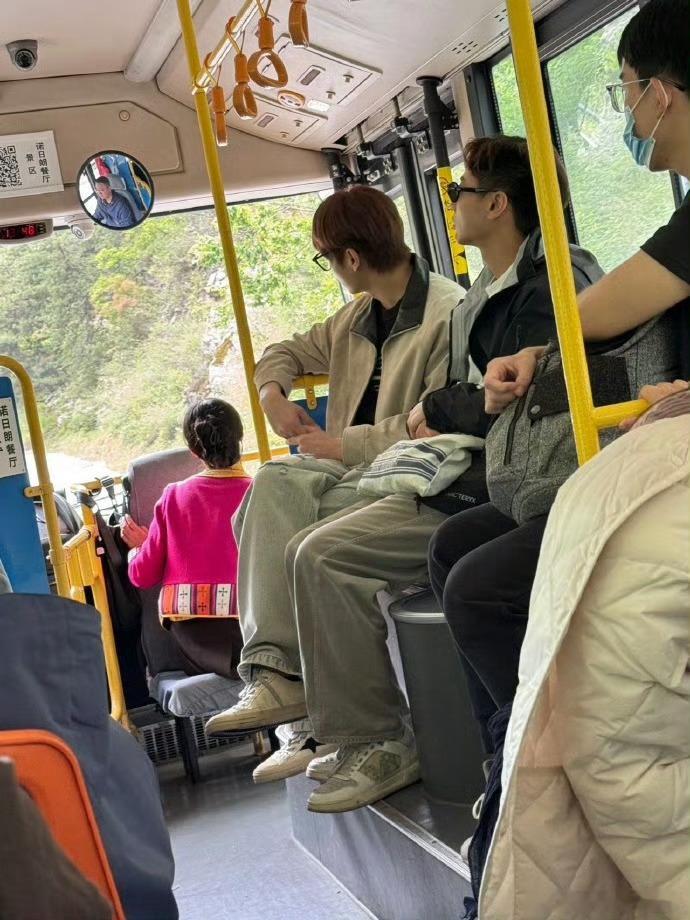 许凯坐景区大巴被路人偶遇许凯还是太松弛了路人在九寨沟景区大巴碰到许凯，他就普通游