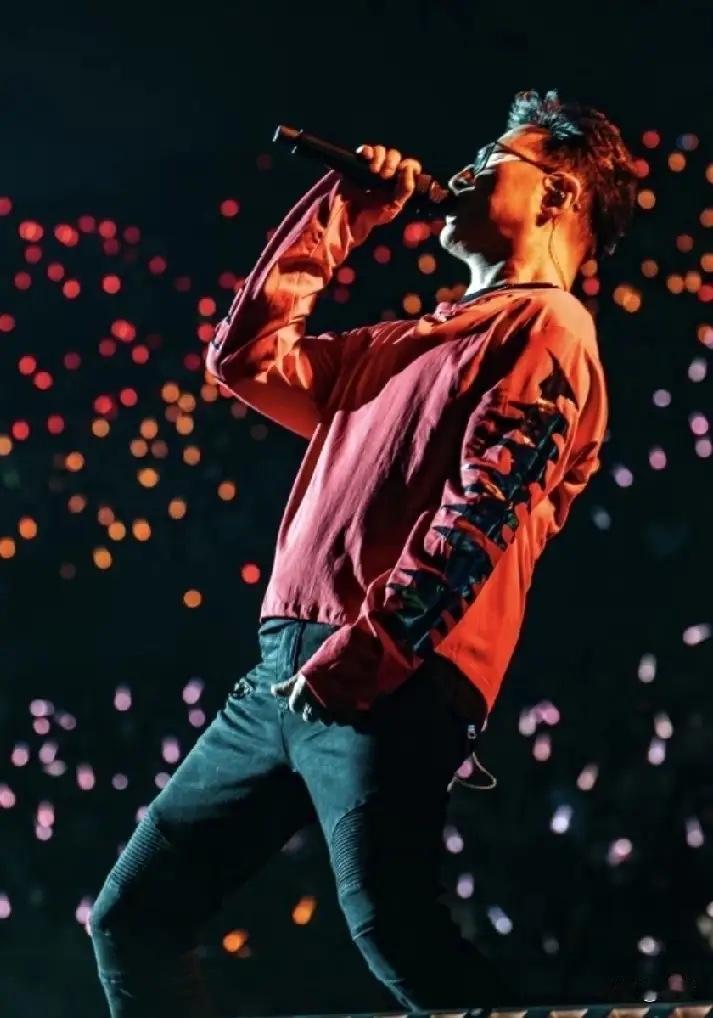 估计现在全网最懵圈的人，
就是章子怡了，
她怎么也想不到，

前夫汪峰演唱会上一