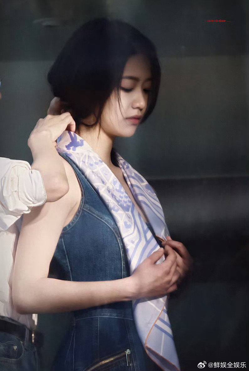 向涵之爱情慢慢摔倒路透片场突发状况，向涵之拍摄时摔倒，陈伟霆第一时间伸出援手，这