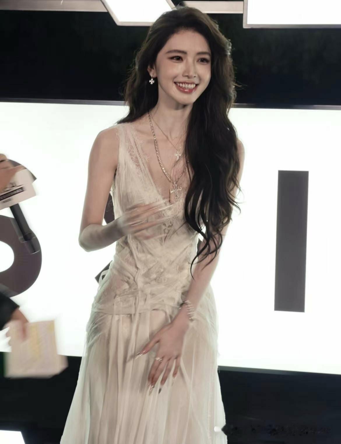 人群第一眼的美女，随手一拍竟是方圆

刷到那组路人随手拍的照片，我真愣了好几秒。