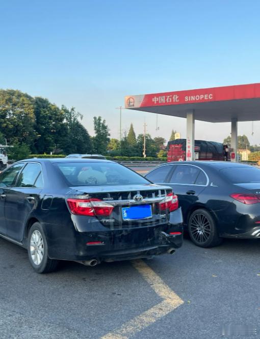 后备箱锁是坏了吧，用了这么多胶带，都得是强力胶带才hold得住吧？[笑cry] 
