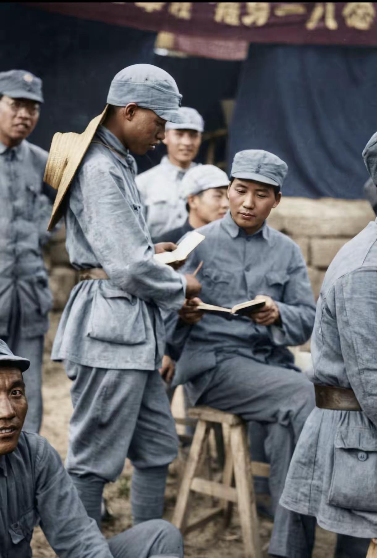 第一次见到毛主席穿上八路军军装的照片。一位网友说：那时，我们的领袖可真帅…