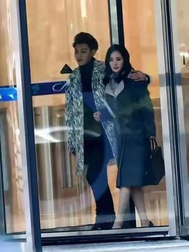 黄子韬刚向徐艺洋求婚成功，搂着的美女却不是她！仔细一看，原来是全世界男人都想娶的