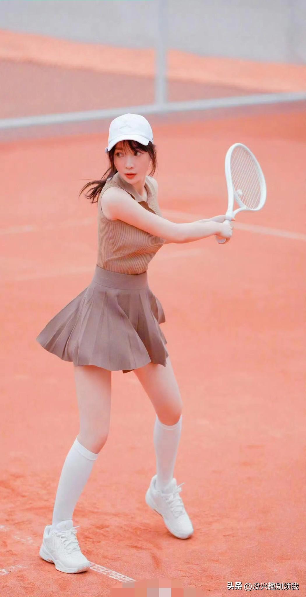 柳岩打网球，青春活力爆棚，仿佛穿越回大学时代！