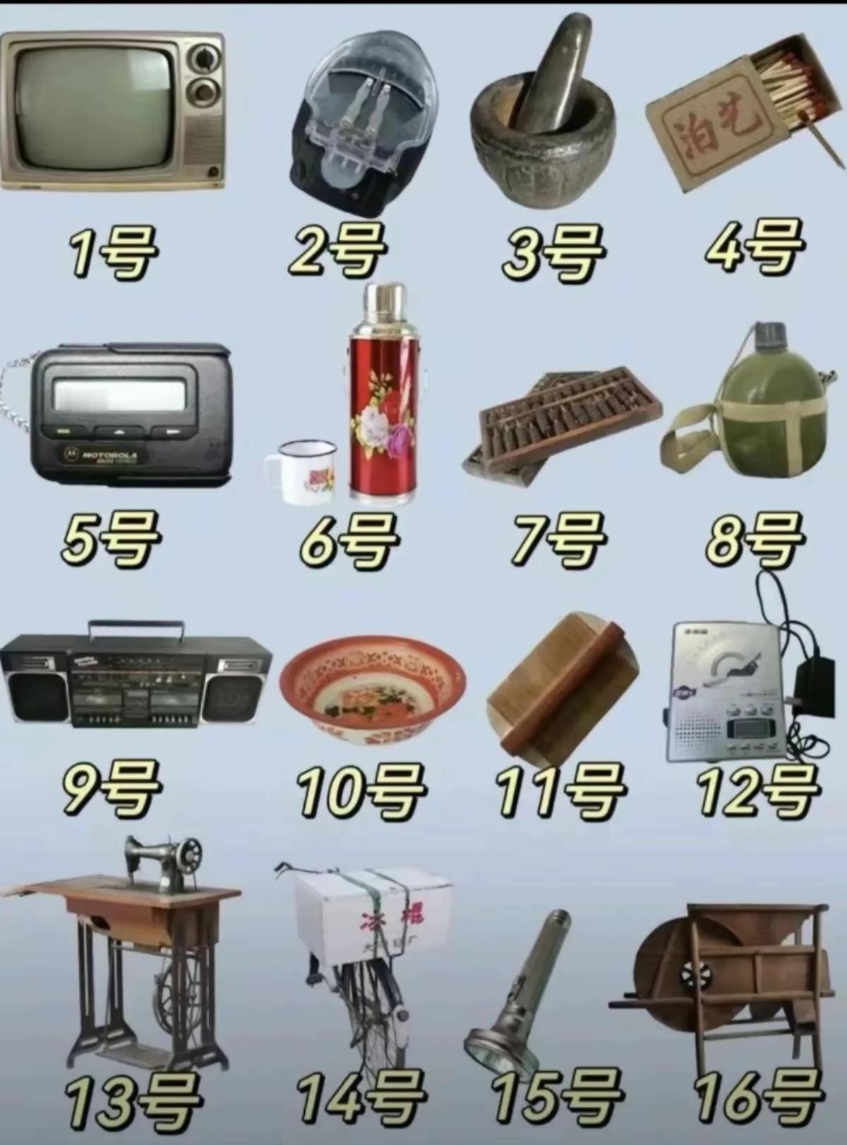 翻开老相册，儿子指着我穿开裆裤的照片咯咯笑。忽然发现，虽然隔着三十年，孩子的童年