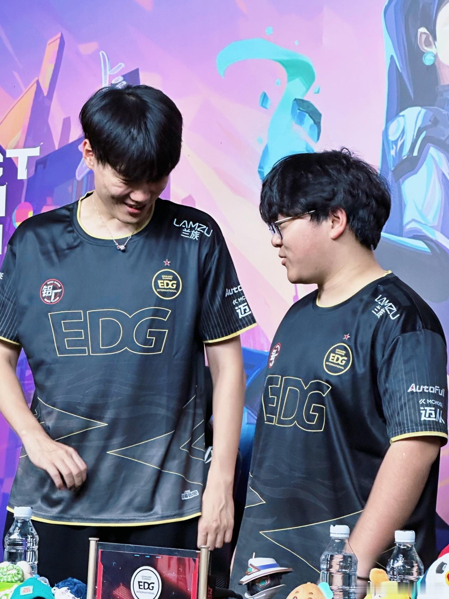 球球冷傲退比心之后还是被autumn说服了EDG锁定小组第三EDG长沙站战胜FP