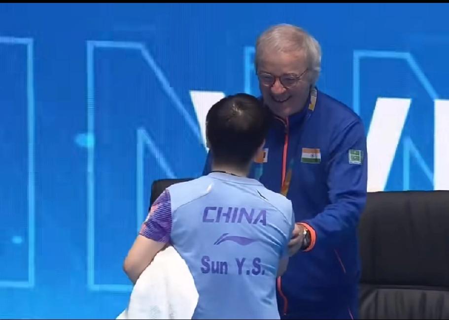 莎莎果然很讨人喜欢！！

这不刚刚在亚洲杯比赛现场，莎莎与印度选手巴特拉的比赛结