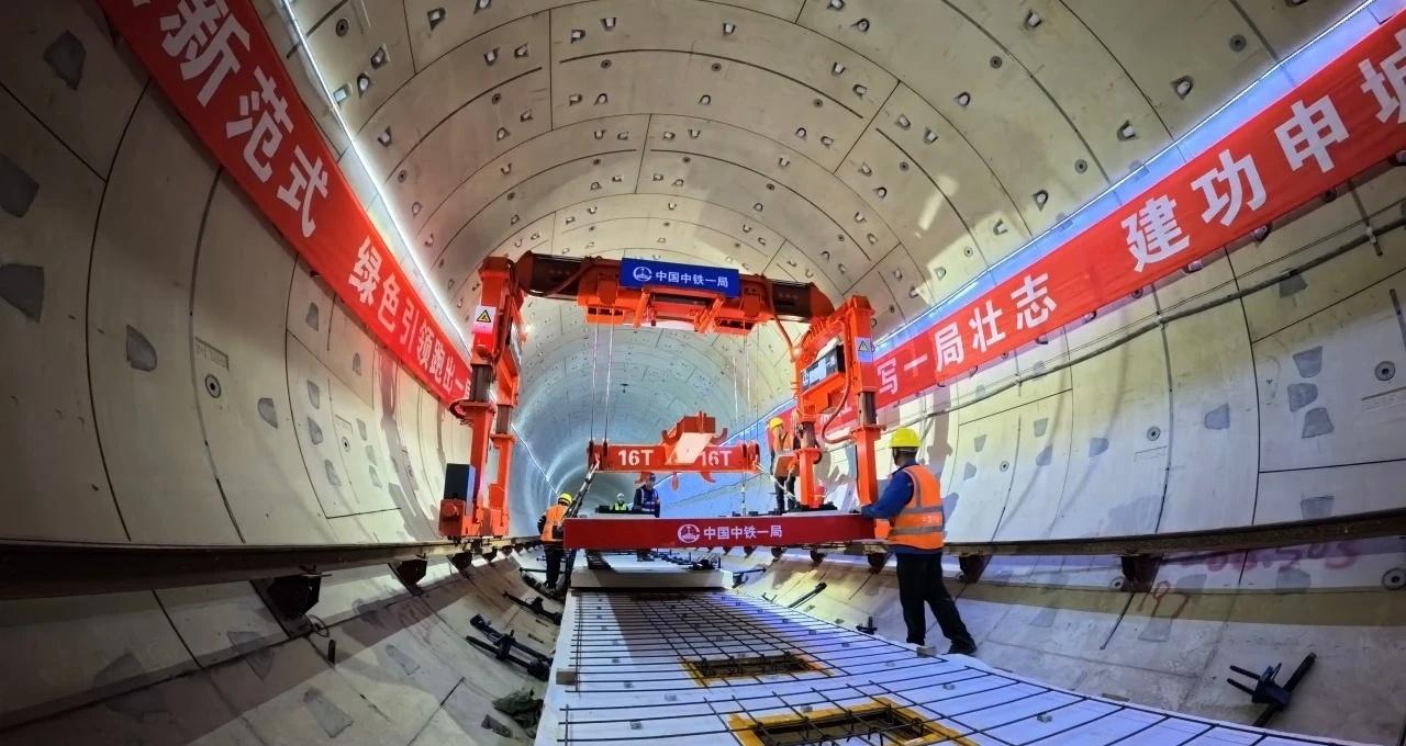 铺轨工程启动
上海市轨道交通21号线佳林路站轨道施工2标近日正式启动铺轨，这标志