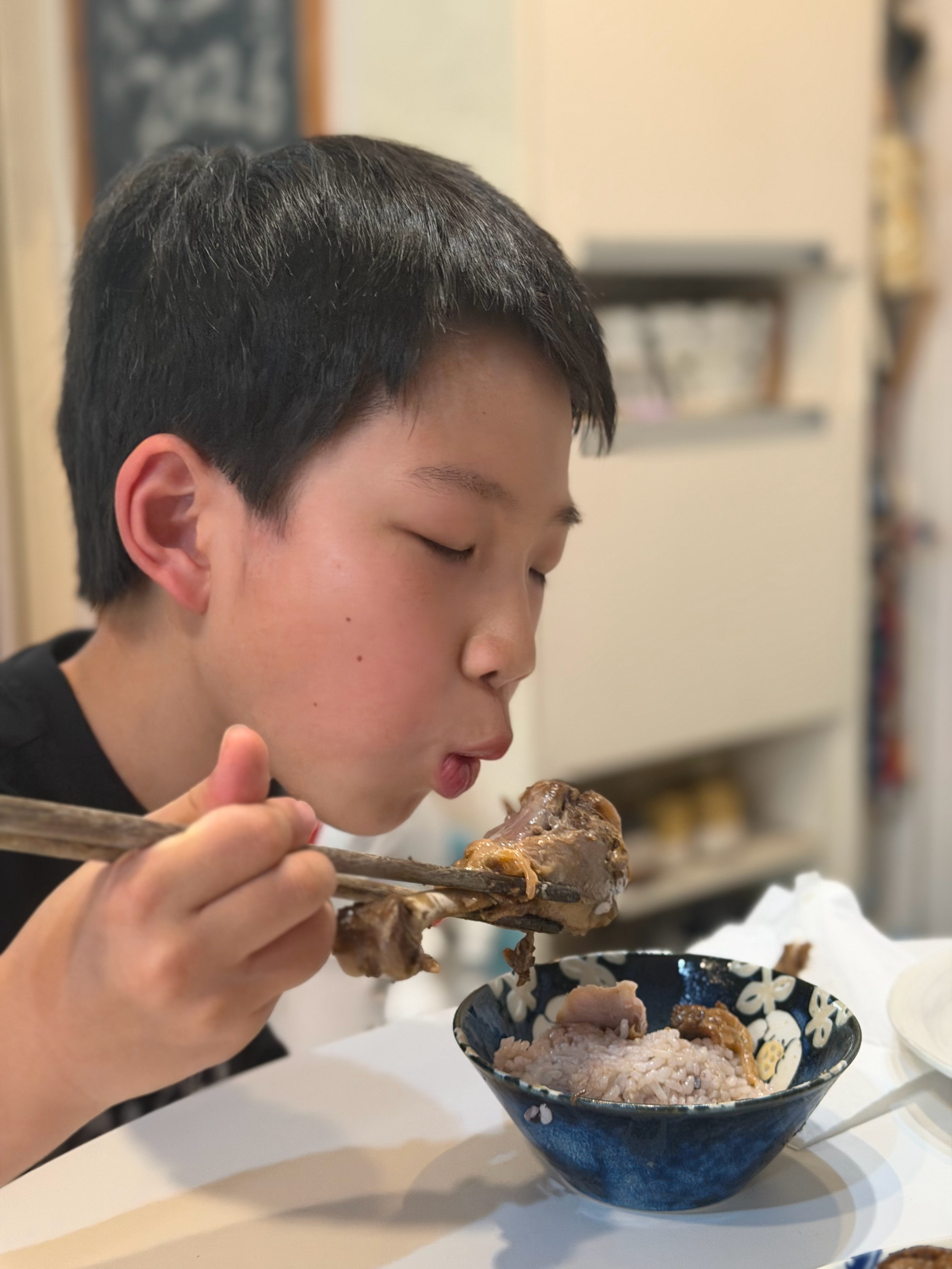 奶奶这么热的天，又抱着鸡送过来了。说得到一只特别好吃的鸡，一定要和我们分享。奶奶