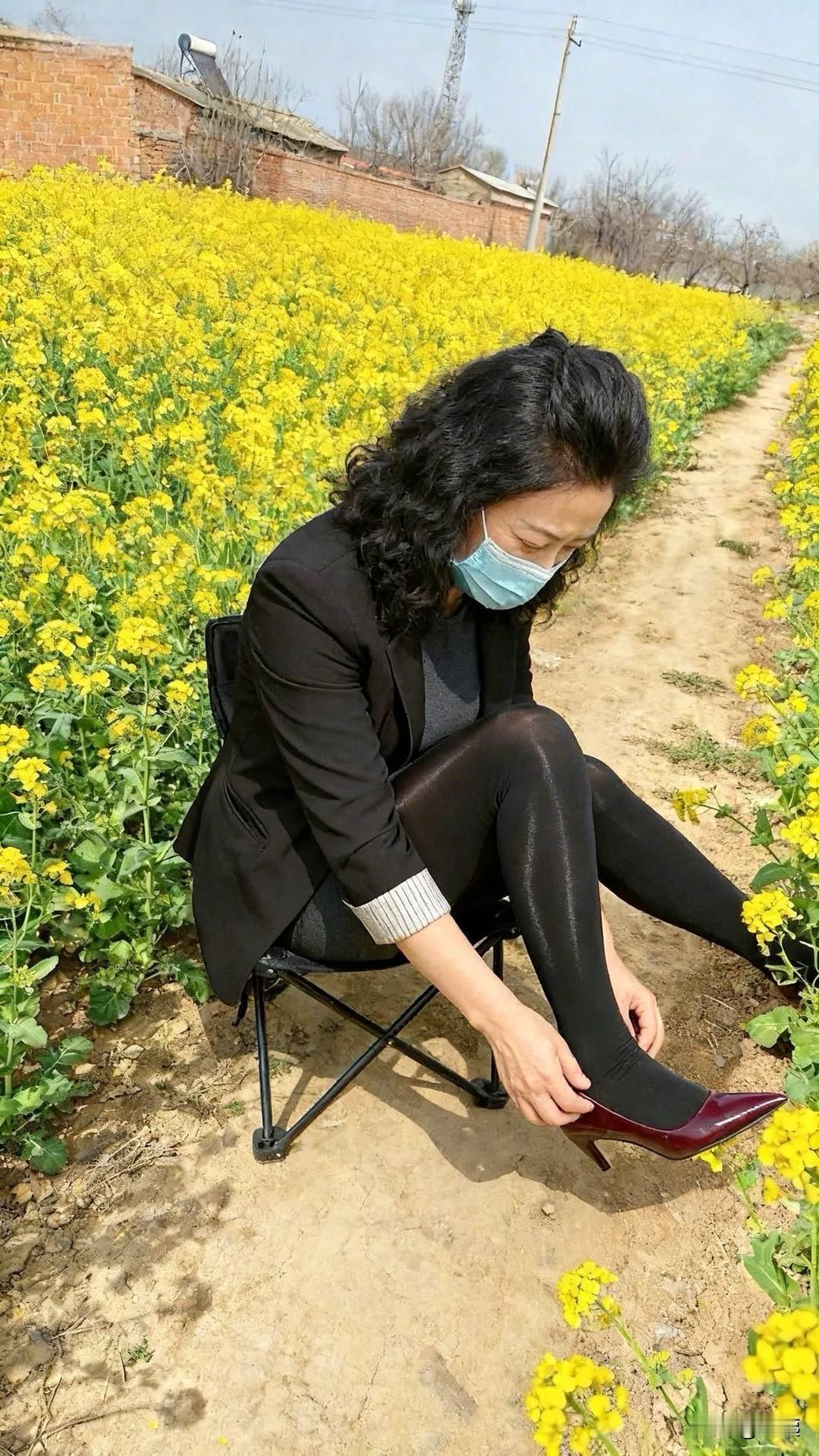 穿高跟鞋的优雅与田野的浪漫碰撞，尽显时尚与自然的完美结合。