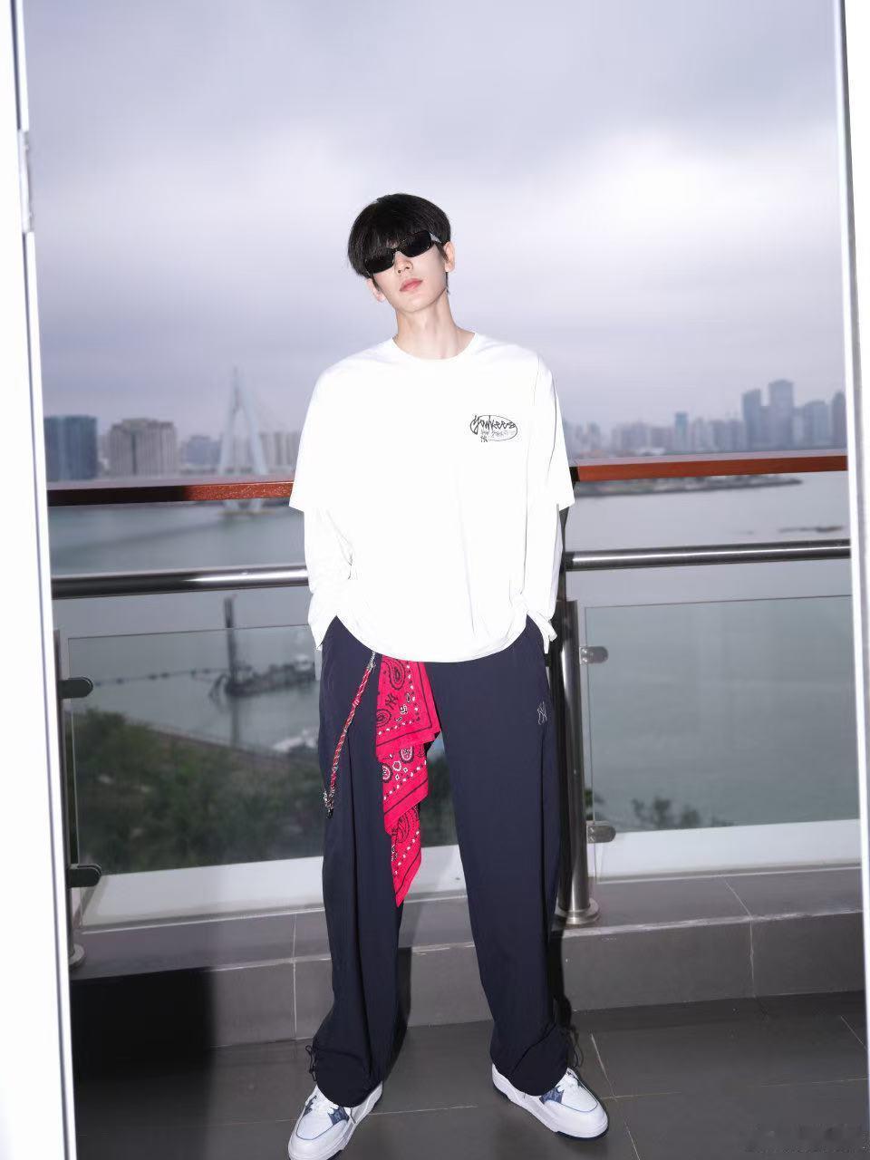 张凌赫人生镜头上新 看他穿着亮闪闪的黑色西装走下楼梯，那个瞬间真的很有氛围感。每