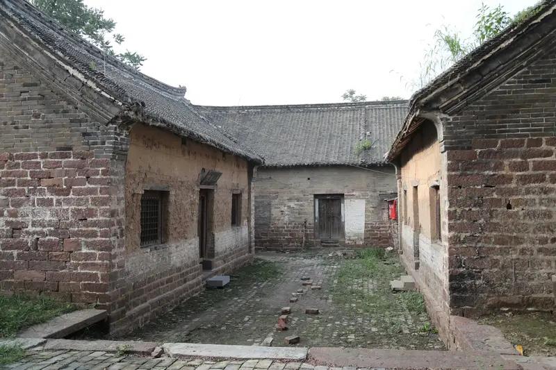 张良拾履：弯腰时种下的帝王师之道
《史记》载张良为黄石公三拾履，得授《太公兵法》