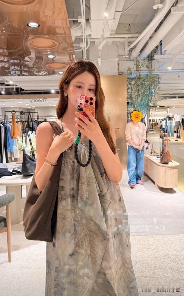 近日，演员李多海在Instagram上传了照片。公开的照片中，李多海身穿无袖长裙