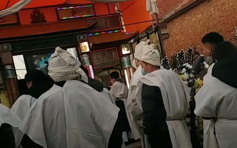 老人出殡，长子已故，摔盆该由二儿子还是长孙？一家人吵翻了，老太爷一句话定了调

