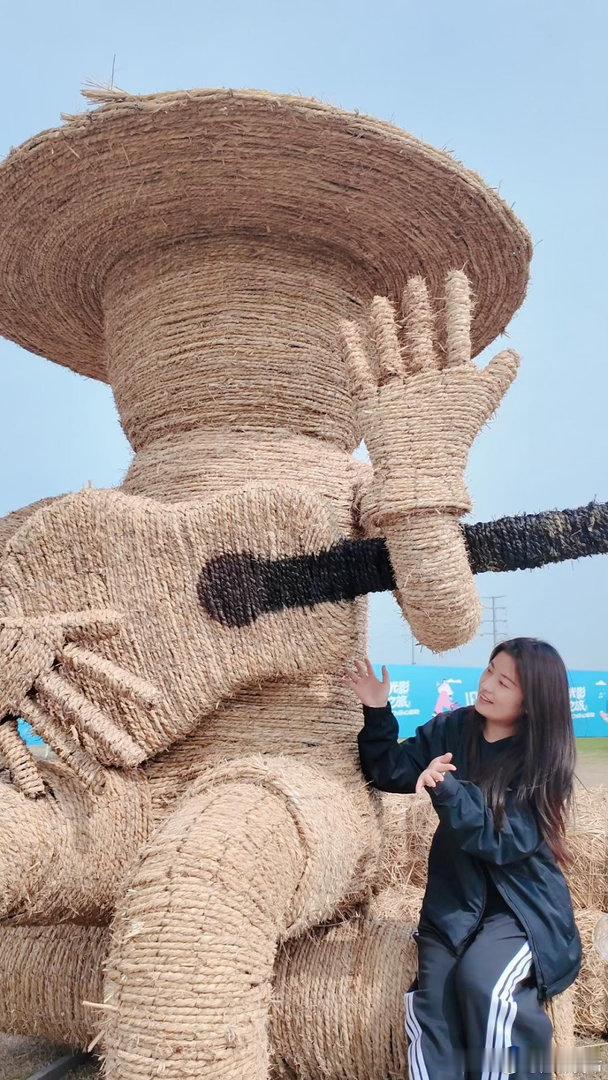 扬州的绿野山风里飘满阿尔卑斯风情 暮色降临，草坪变作露天影院，青草香混着晚风，连