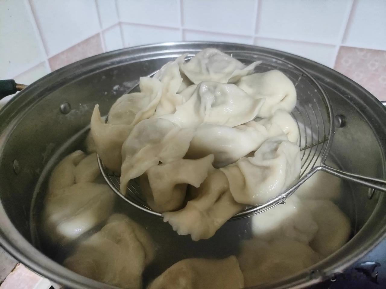 要是不焯水的芹菜包饺子能好吃吗?

当然好吃。

我家包芹菜馅饺子从来不焯水，因