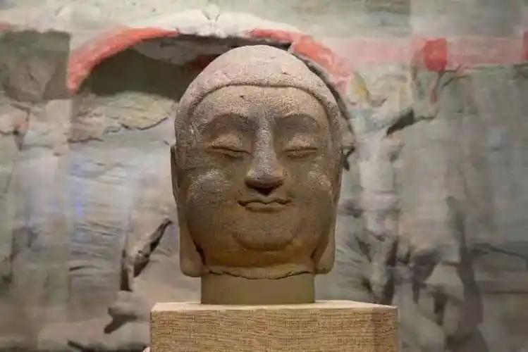 近期从美国返还的天龙山石窟菩萨像，以及韩国赠还中国的一对清代石狮，让一个百年前活