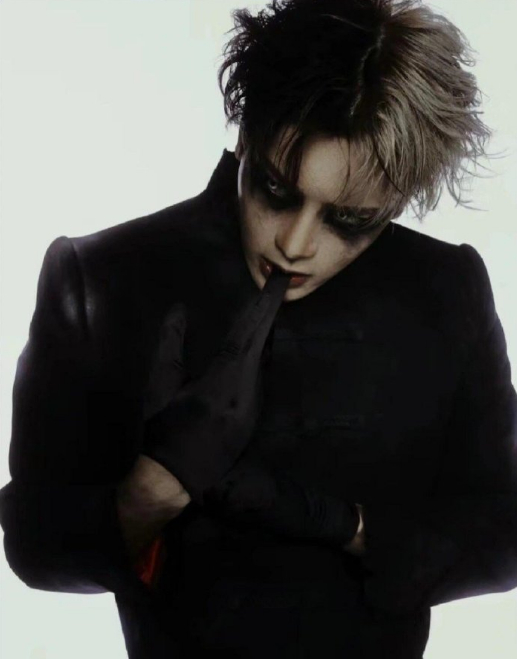 王嘉尔拉拉链好淡定 原本以为明星遇到这种小状况会手忙脚乱，但王嘉尔拉拉链时却超级