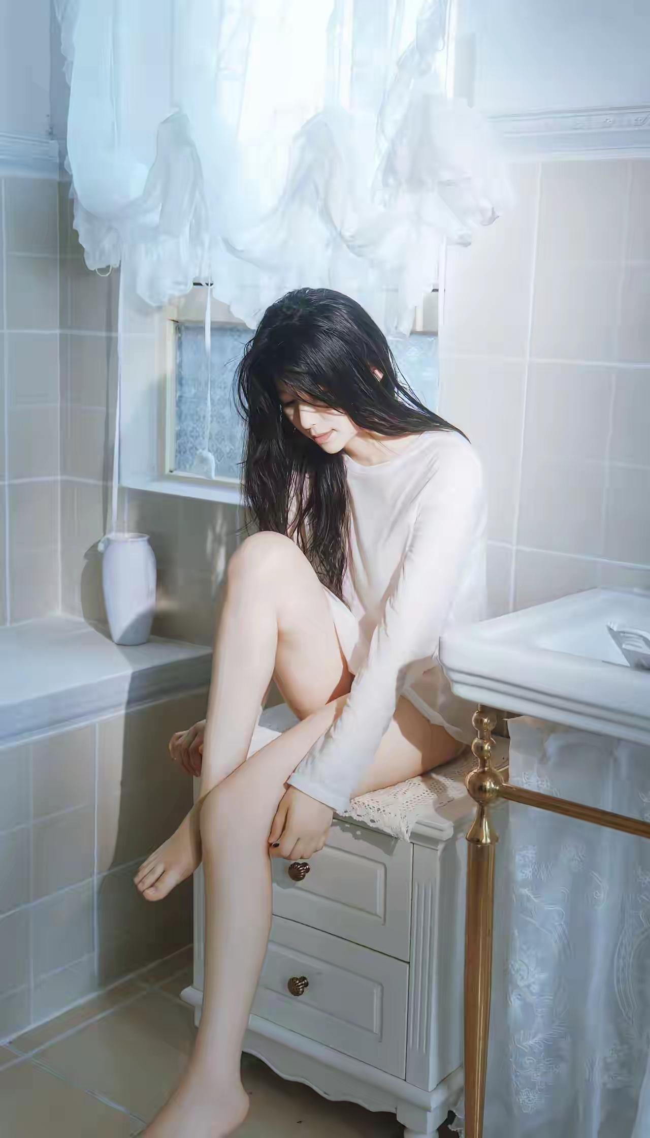 [尬笑]虽然这个场景诸多不合理，一看就是摆拍…但，好看就行啊[灵光一闪]